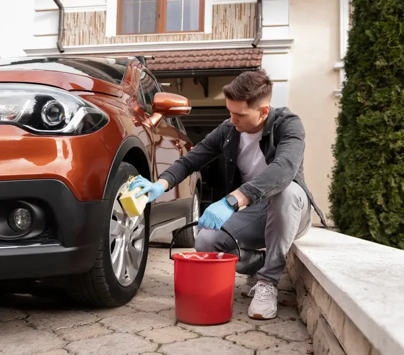 Lavage auto à domicile Saint-Amand-Jartoudeix : professionnel intervenant sur un véhicule